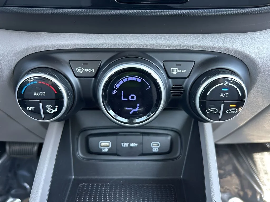 Used 2025 White Hyundai SEL image 18
