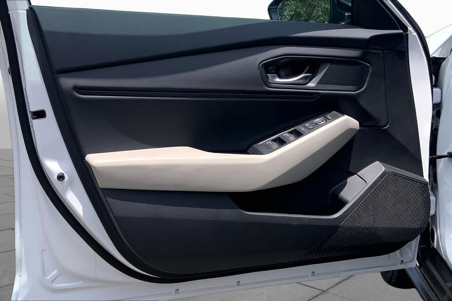 New 2026 Platinum White Pearl Honda SE image 10