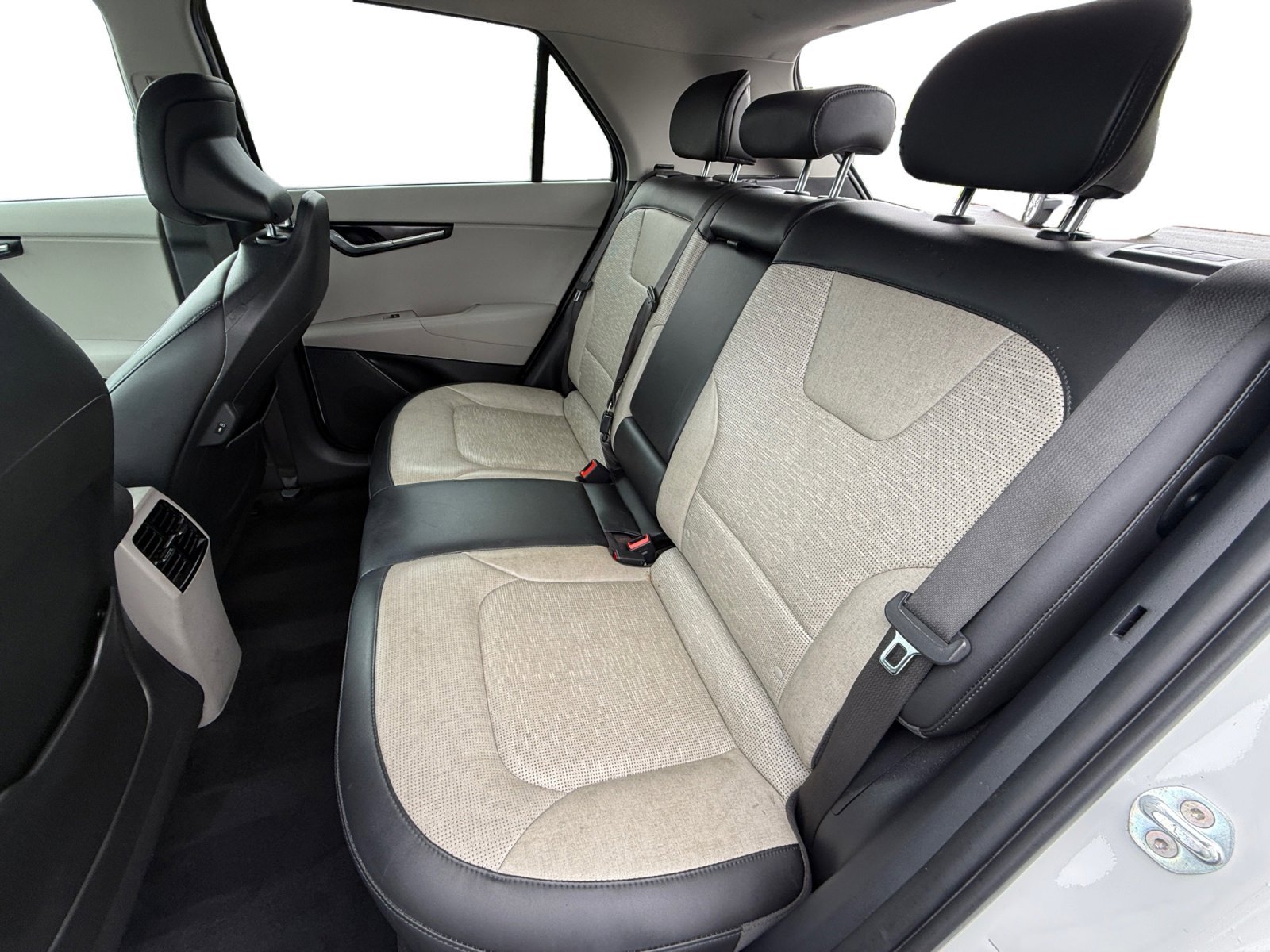 Used 2023 Snow White Pearl Kia Wave image 16