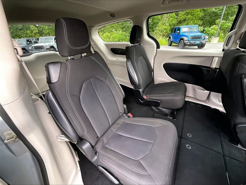 Used 2023 Velvet Red Pearlcoat Chrysler LX image 15