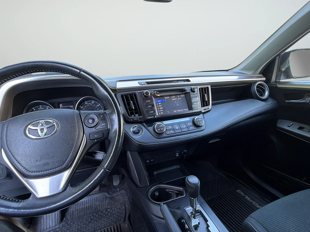 Used 2018 Gray Toyota XLE image 11