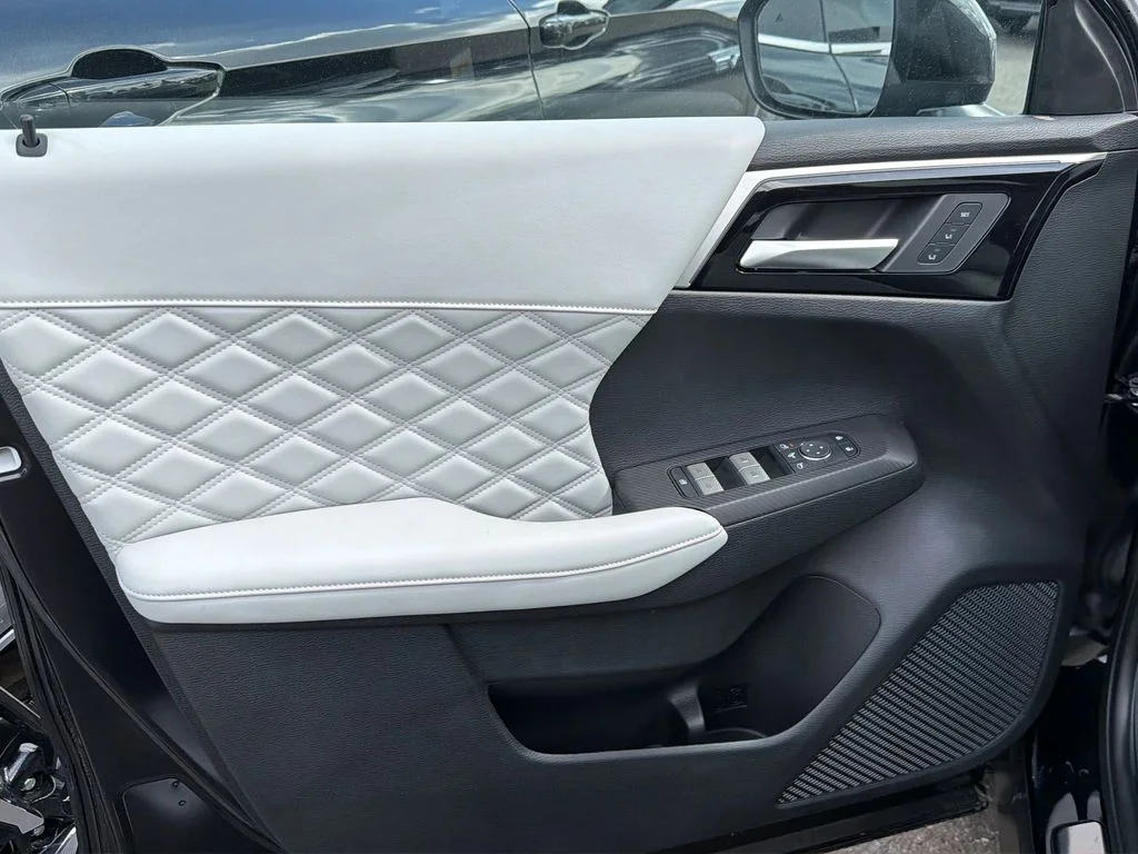 New 2025 Black Diamond Mitsubishi SEL image 7