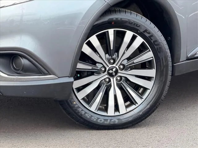 Used 2020 Gray Mitsubishi SE image 27