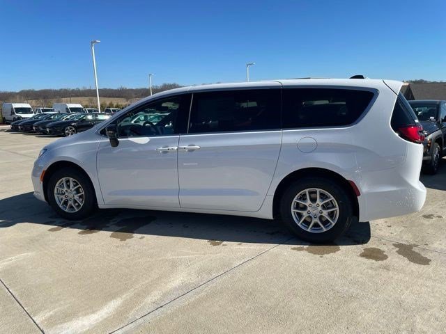 2026 Chrysler Pacifica Select's photo