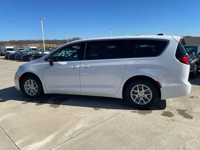 2026 Chrysler Pacifica Select's photo