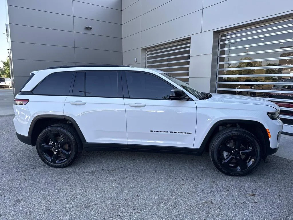 Used 2024 White Jeep Altitude image 8