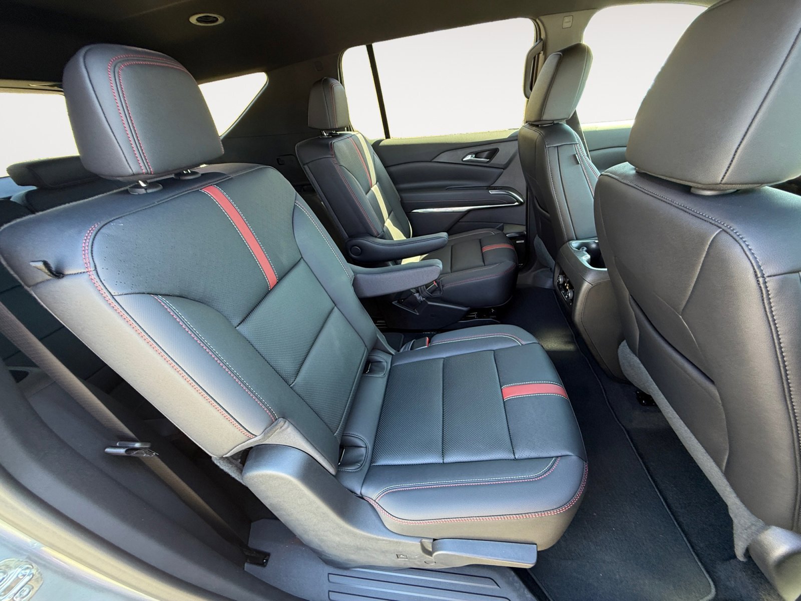 2025 Chevrolet Traverse RS - Photo 18