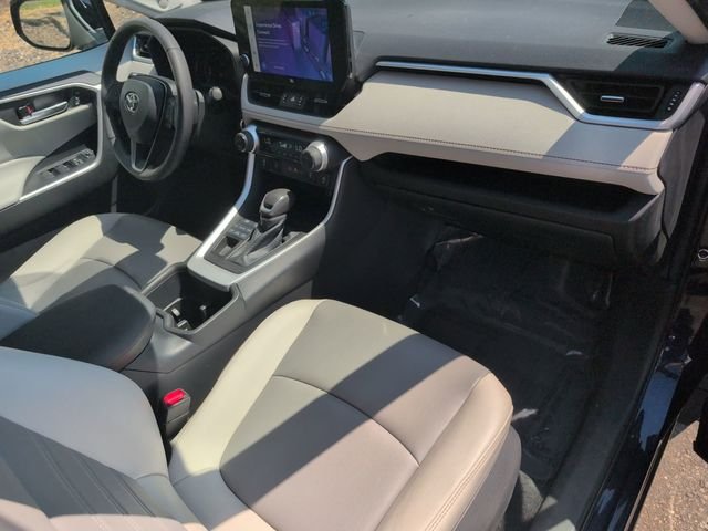 Used 2023  Toyota XLE Premium image 28