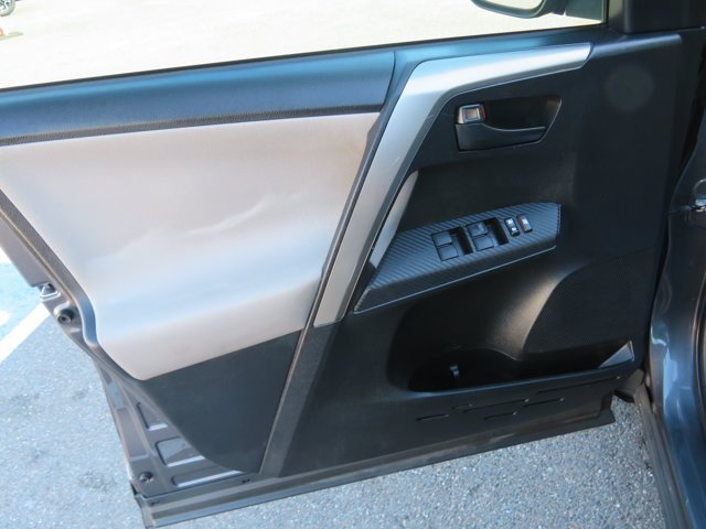 Used 2015  Toyota LE image 19