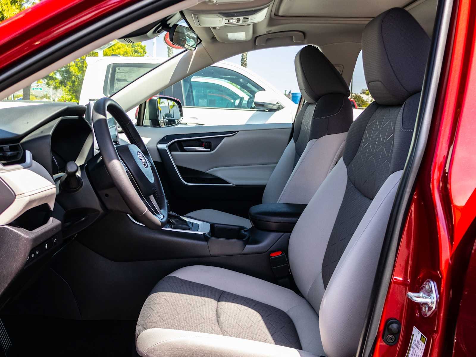 2025 Toyota RAV4 XLE - Photo 13