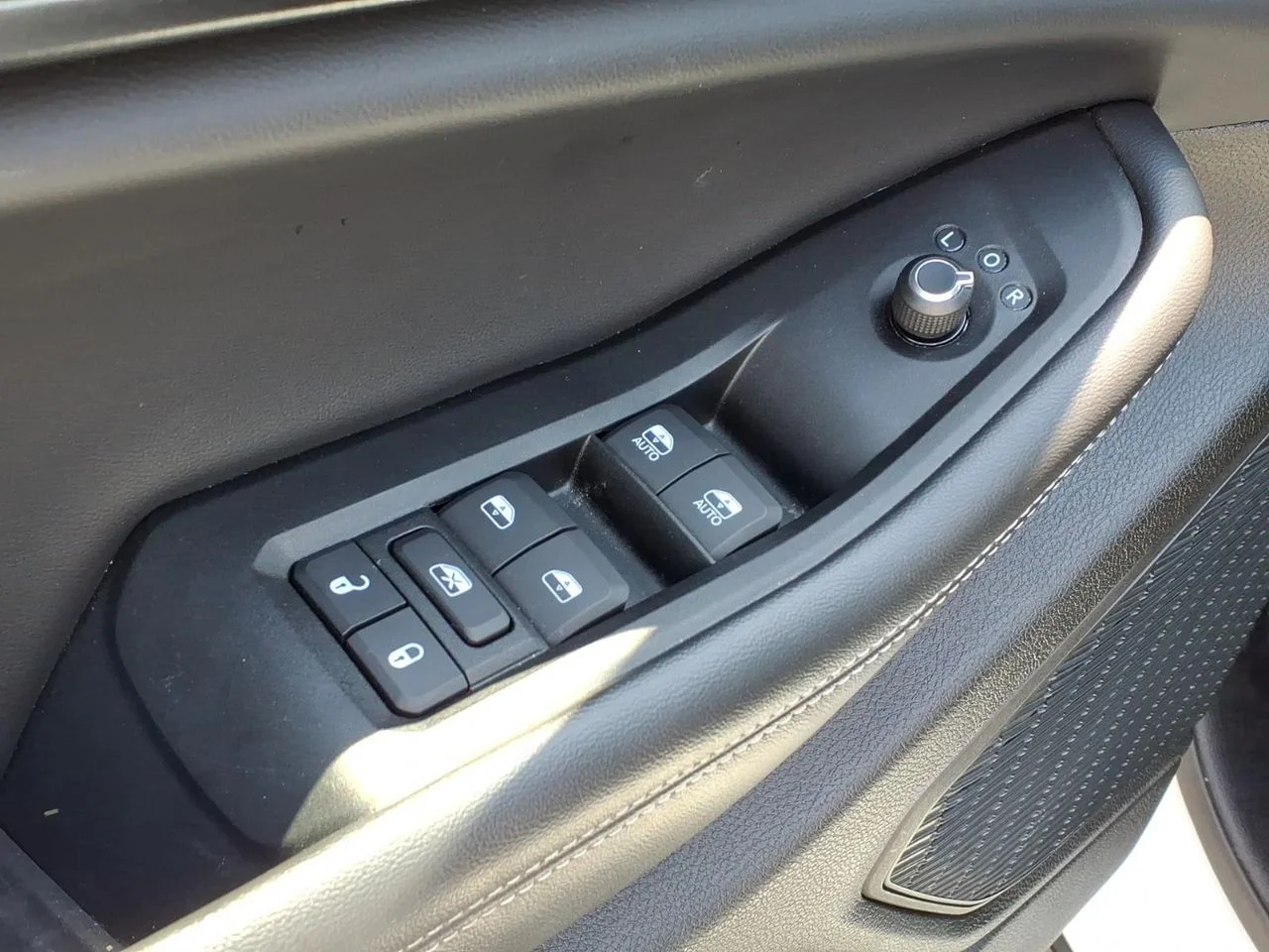 Used 2025 White Jeep Altitude image 16