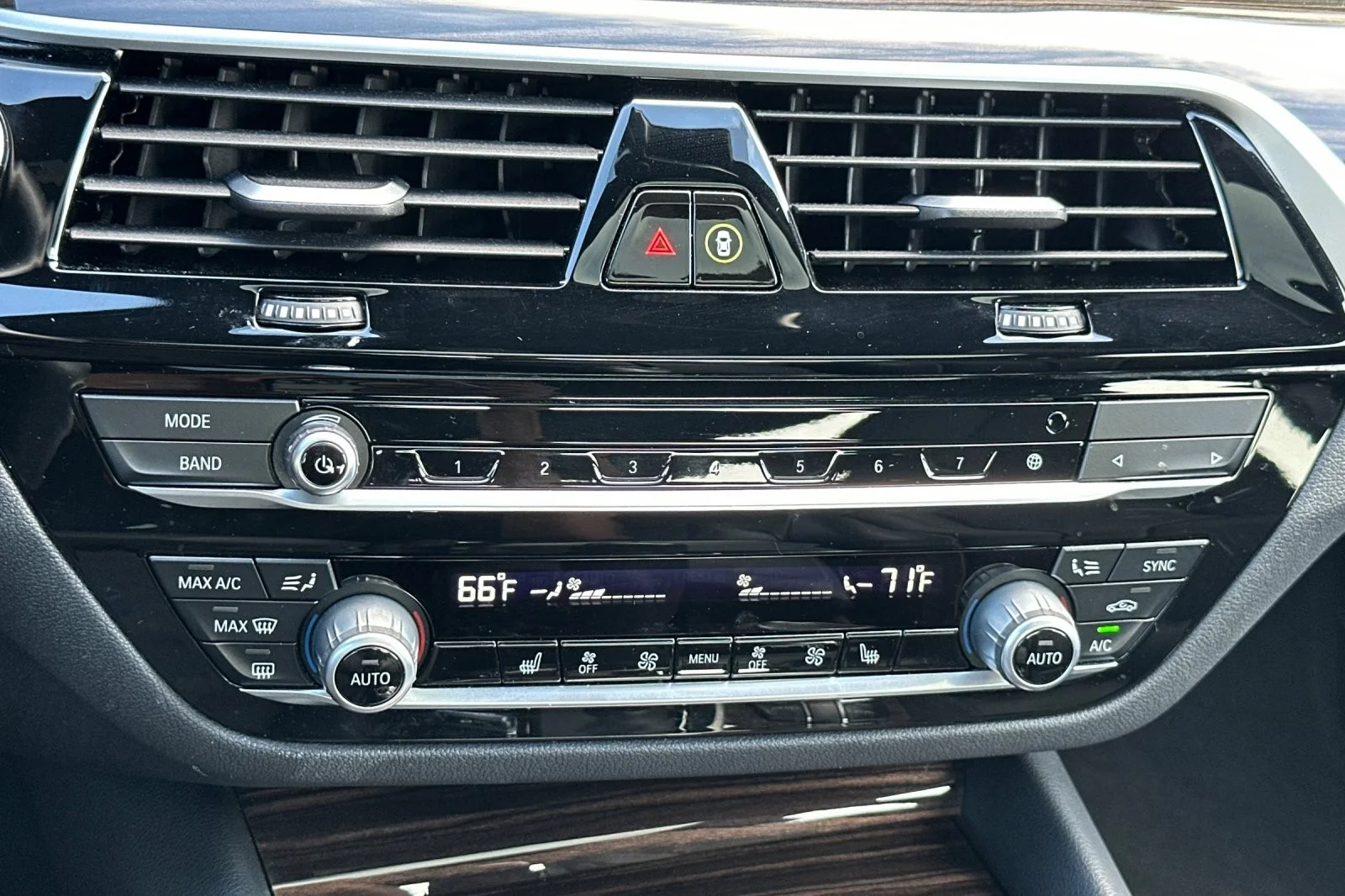 Used 2023 Dark Graphite Metallic BMW 530e xDrive image 19