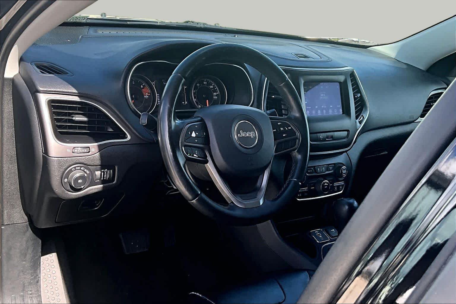 Used 2019 Diamond Black Crystal Pearlcoat Jeep Latitude Plus image 16