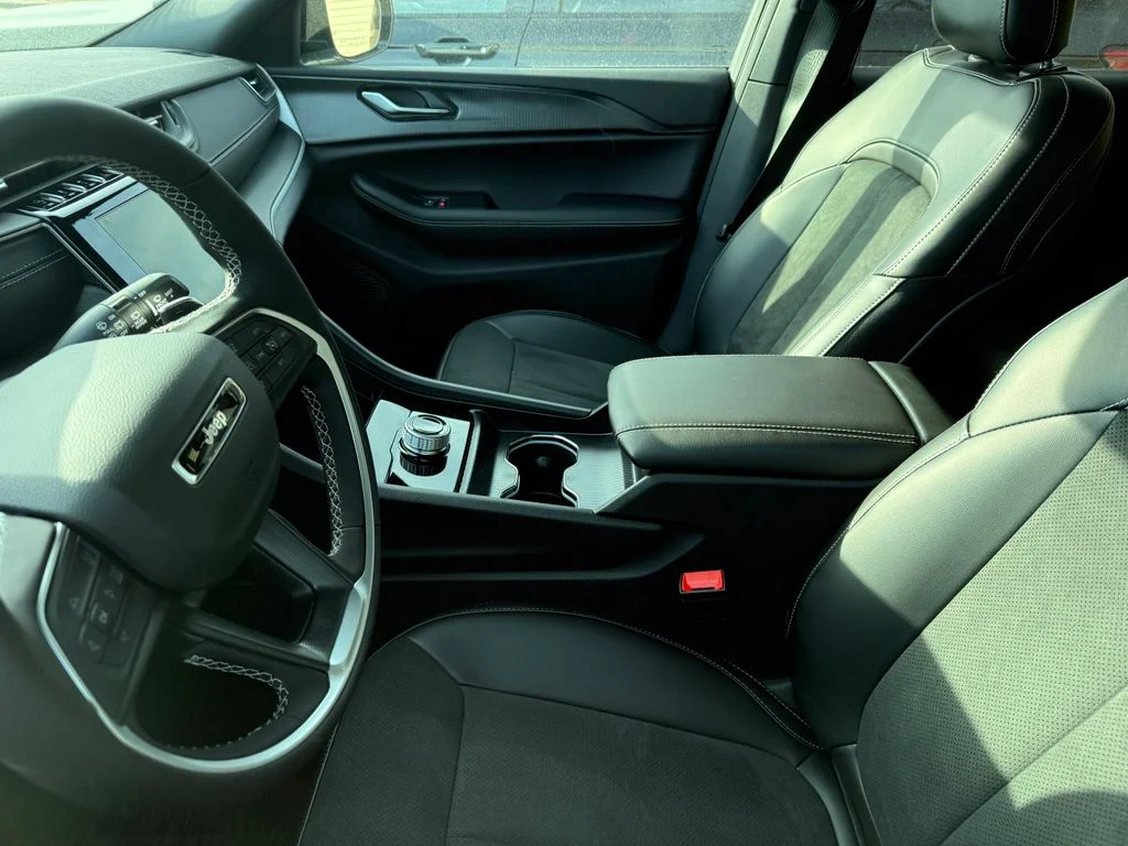 New 2025 White Jeep Altitude X image 9