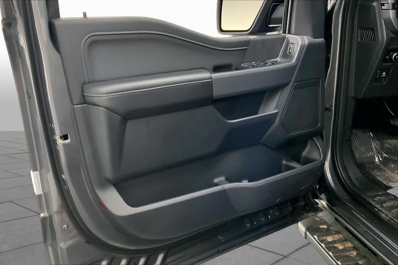 New 2026 Carbonized Gray Metallic Ford XLT image 9