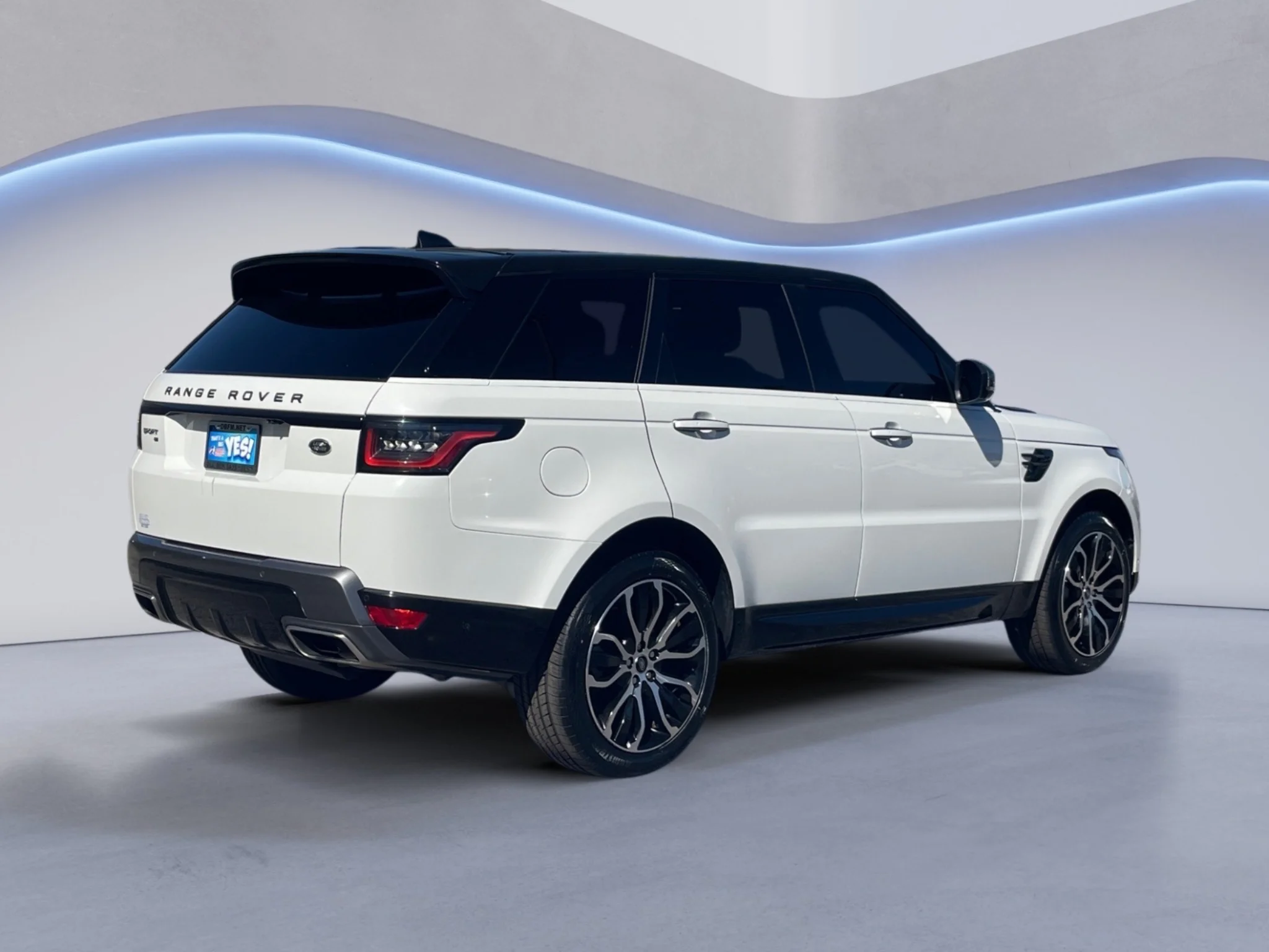 Used 2022 White Land Rover HSE Silver Edition image 3