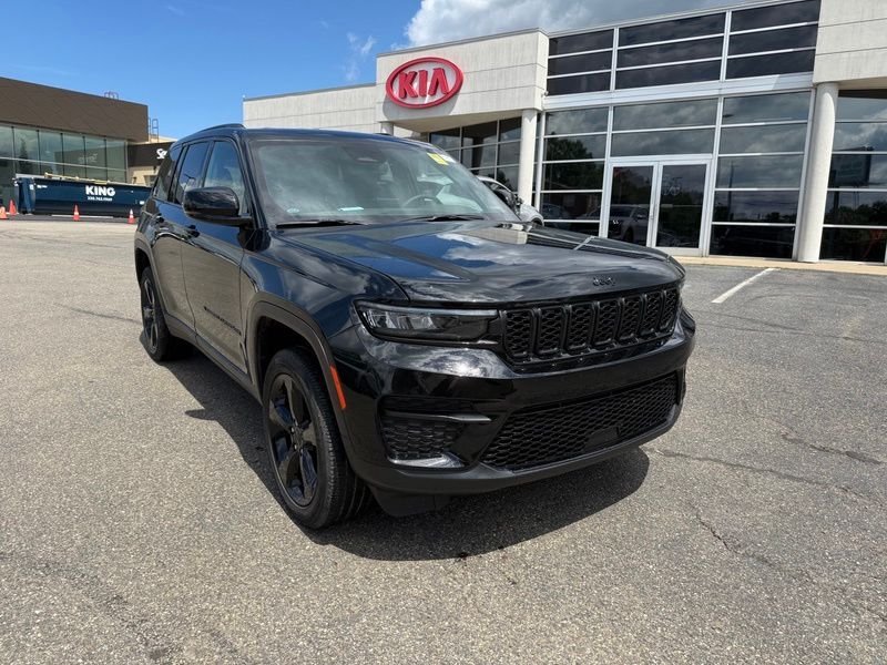 Used 2024 Black Jeep Altitude image 4