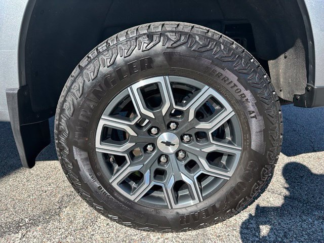 Used 2024 Gray Chevrolet Z71 image 10