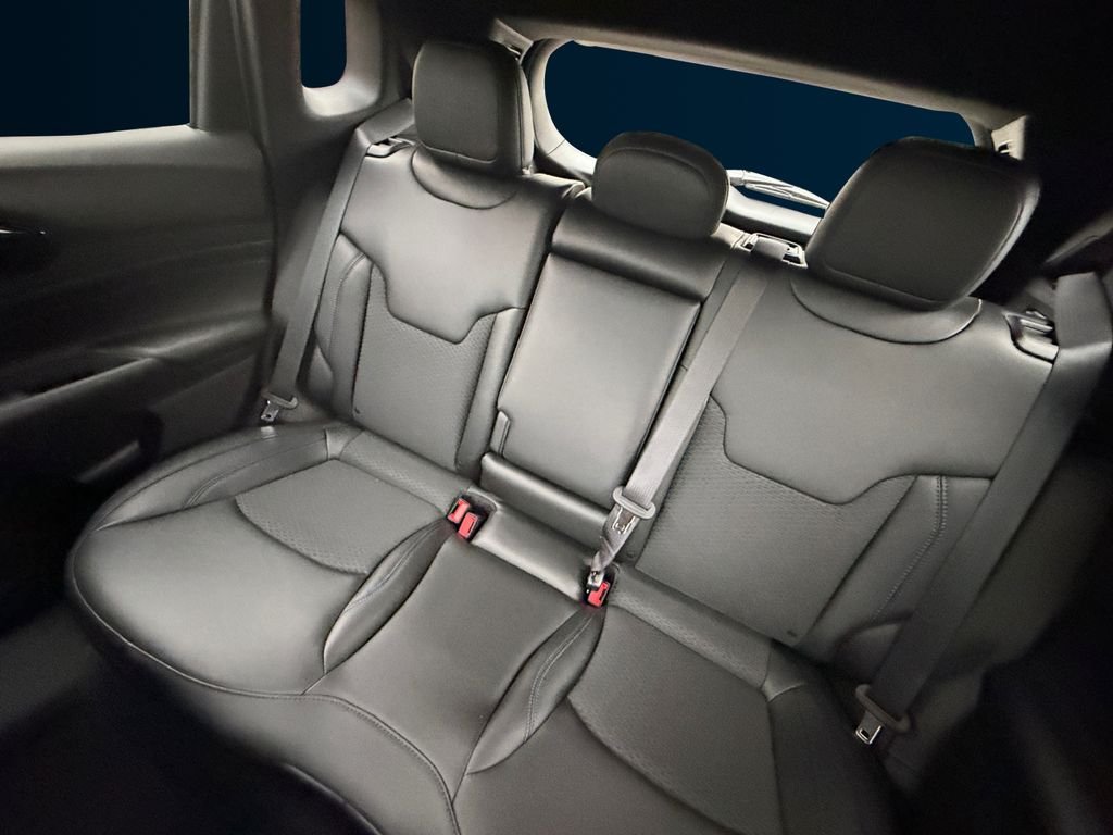 New 2026 Bright White Clear-Coat Exterior Paint Jeep Latitude image 16