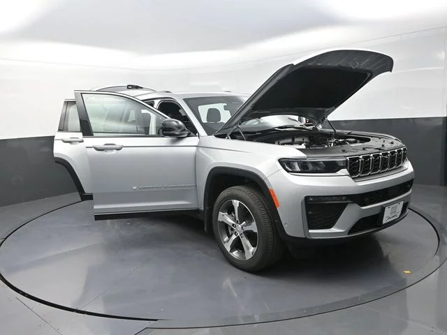 New 2026 Silver Zynith Exterior Paint Jeep Limited image 29