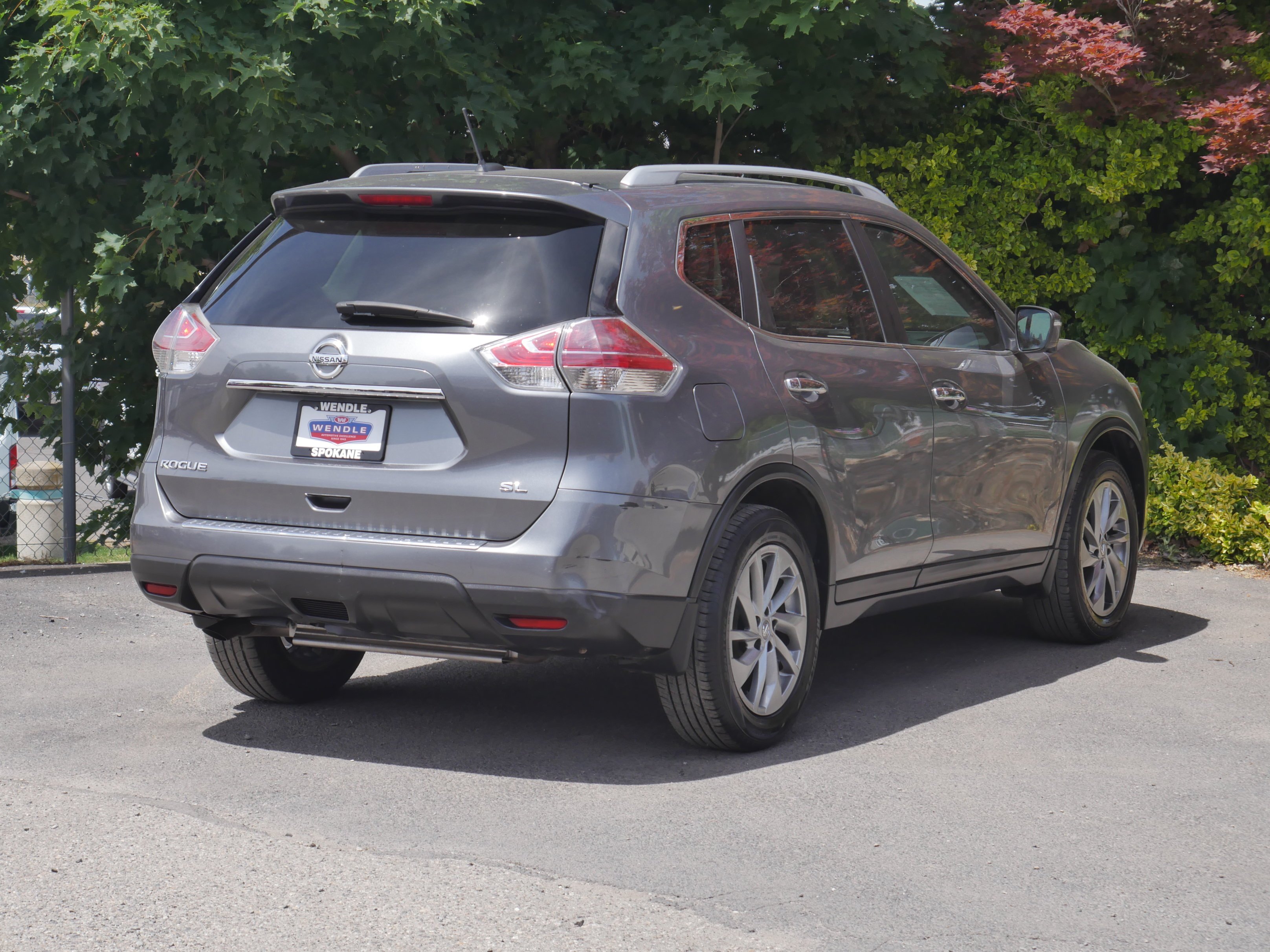 Used 2015 Gun Metallic Nissan SL image 21