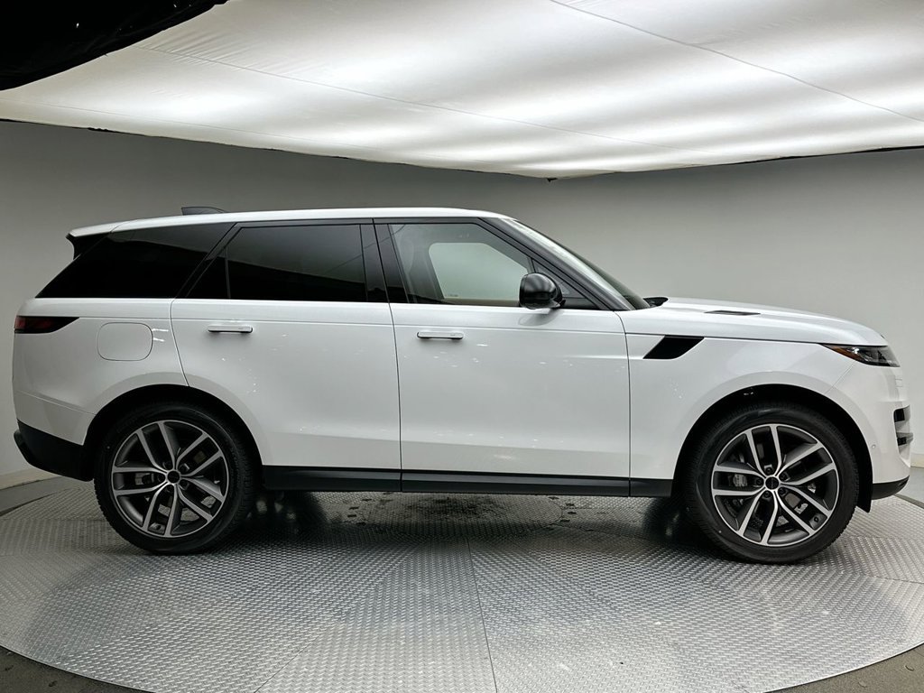 New 2027 Fuji White Land Rover SE image 4