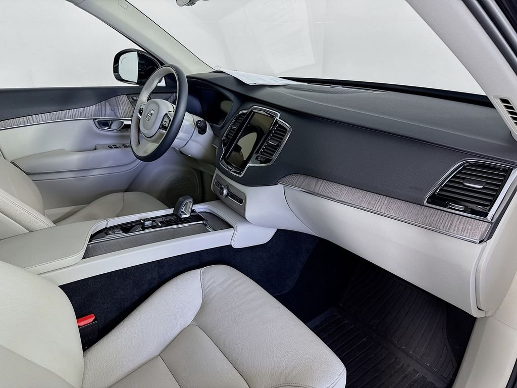 Used 2023 Black Volvo B6 Plus 6-Seater image 32