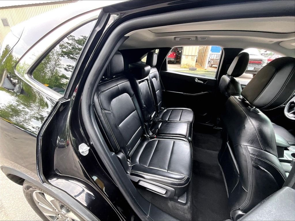 Used 2025 Black Metallic Ford Platinum image 16