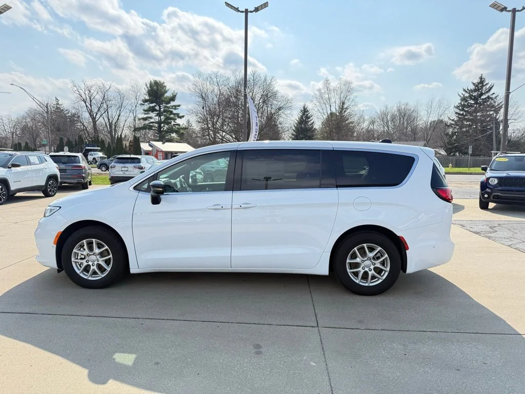 2025 Chrysler Pacifica Select - Photo 4