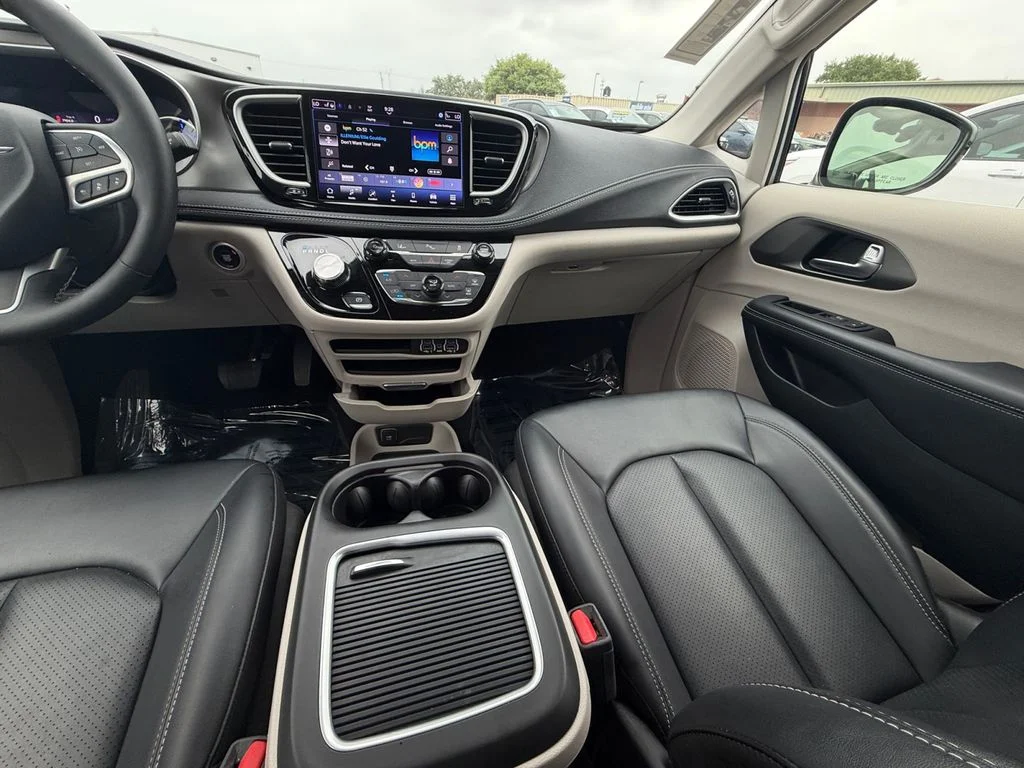 2024 Chrysler Pacifica PHEV Select - Photo 15
