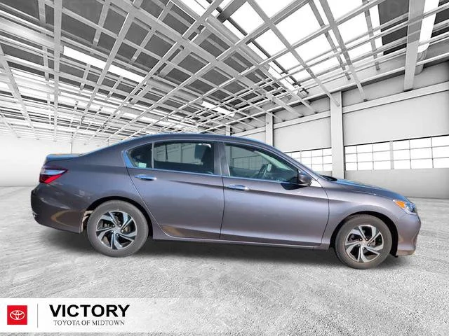Used 2017  Honda LX image 2