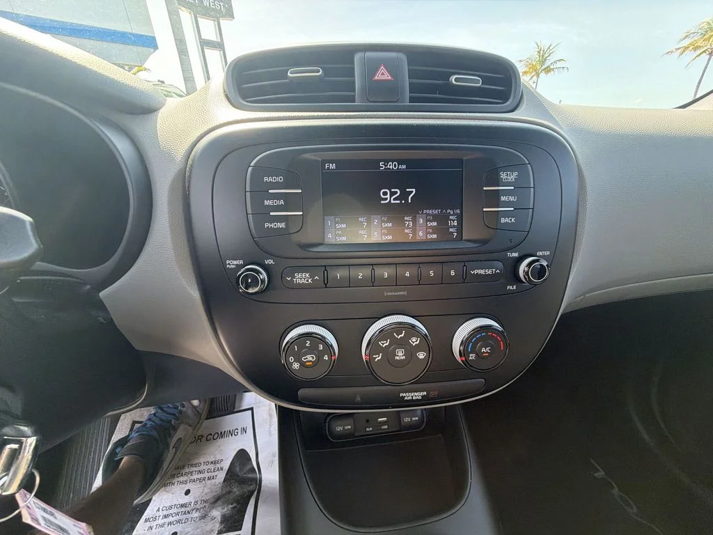 Used 2018 White Kia Base image 21