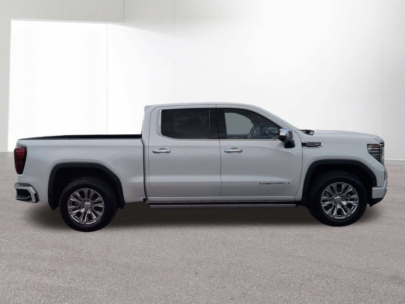 Used 2022 White Frost Tricoat GMC Denali image 4
