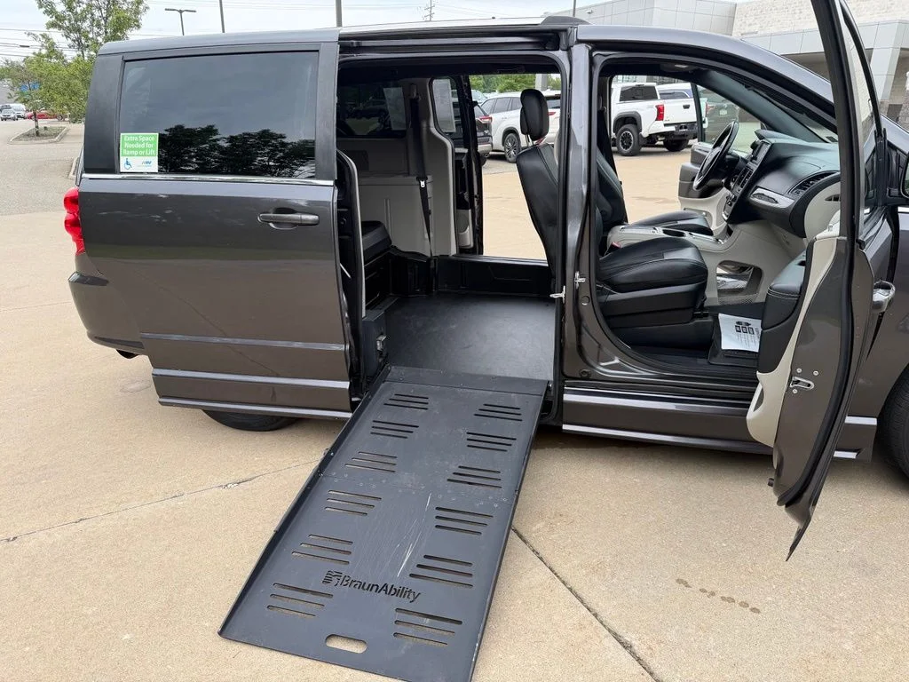 Used 2019 Gray Dodge SXT image 27