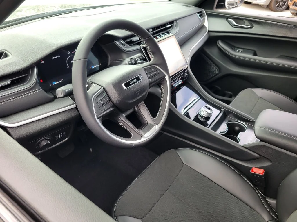 2027 Jeep Grand Cherokee photo 3