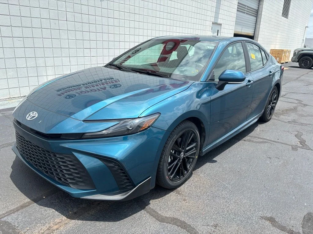 Used 2025  Toyota SE image 1