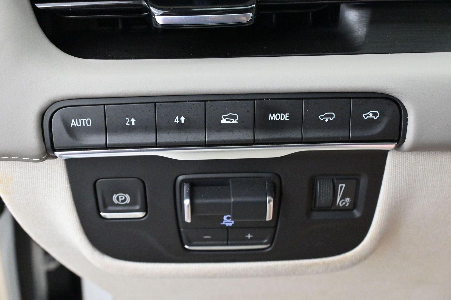 Used 2024 Crystal White Tricoat Cadillac Sport Platinum image 22