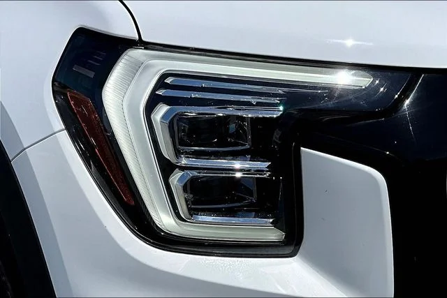 Used 2025 White GMC Elevation image 30