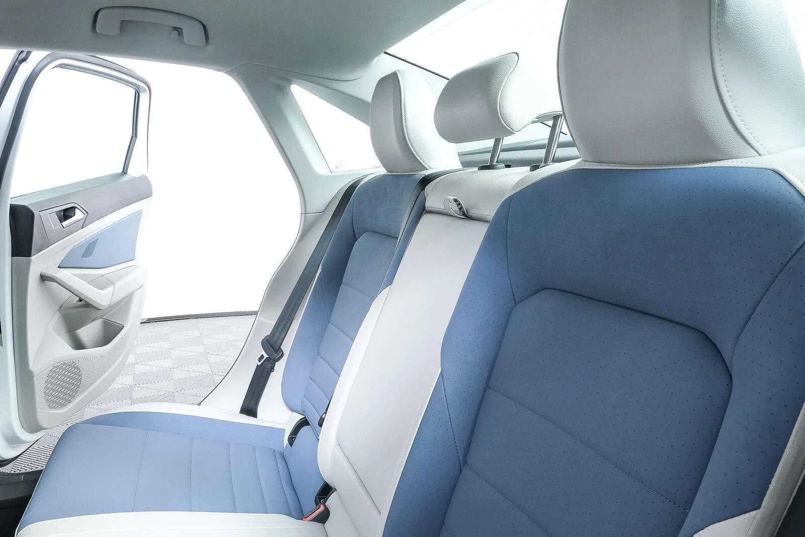New 2027 Opal White Pearl Volkswagen SE image 24