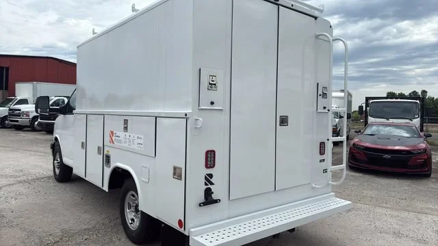 New 2025 Summit White Chevrolet 1WT image 6