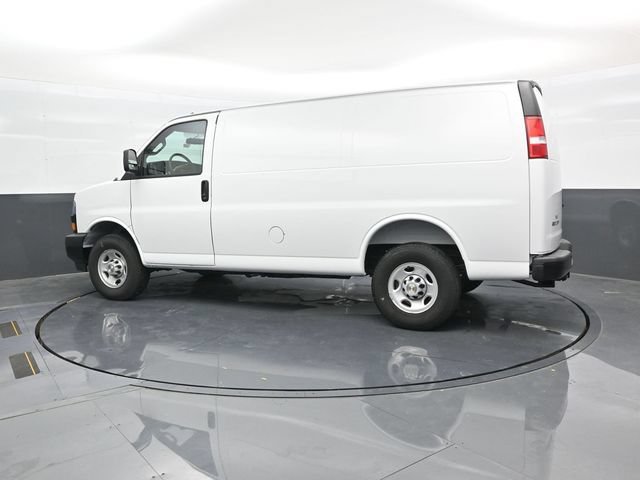 New 2025 Summit White Chevrolet WT image 4