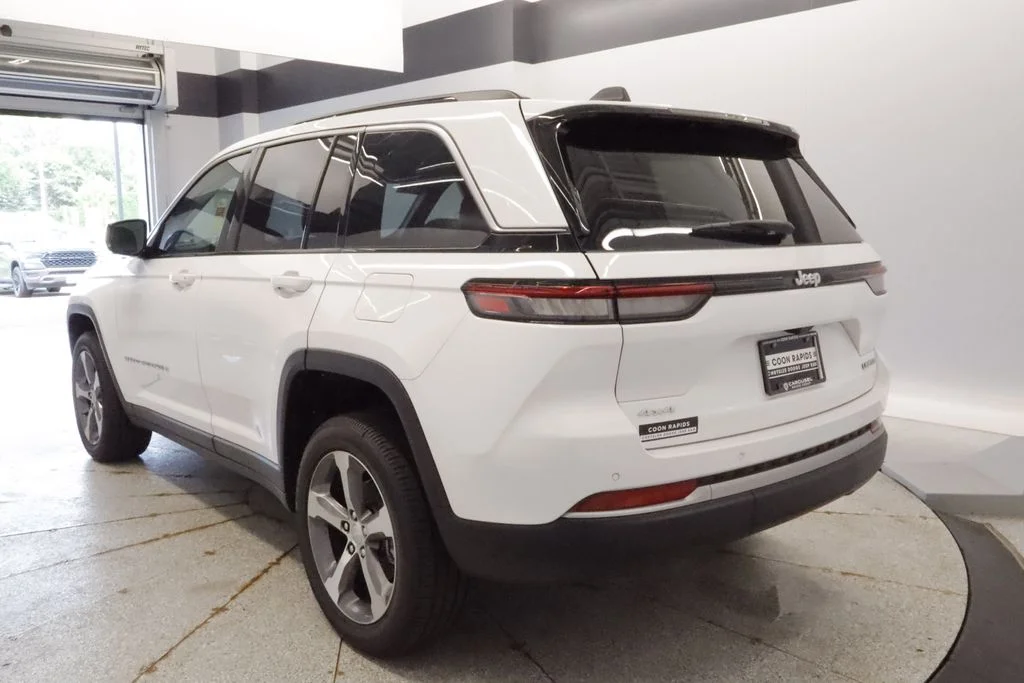 New 2026 Bright White Clear-Coat Exterior Paint Jeep Limited image 15