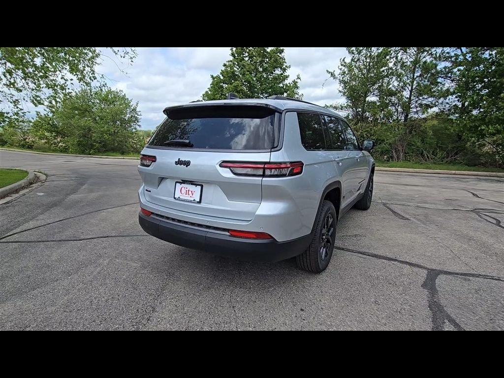 New 2026 Silver Zynith Exterior Paint Jeep Laredo image 7