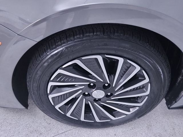 Used 2023 Gray Hyundai SEL image 10