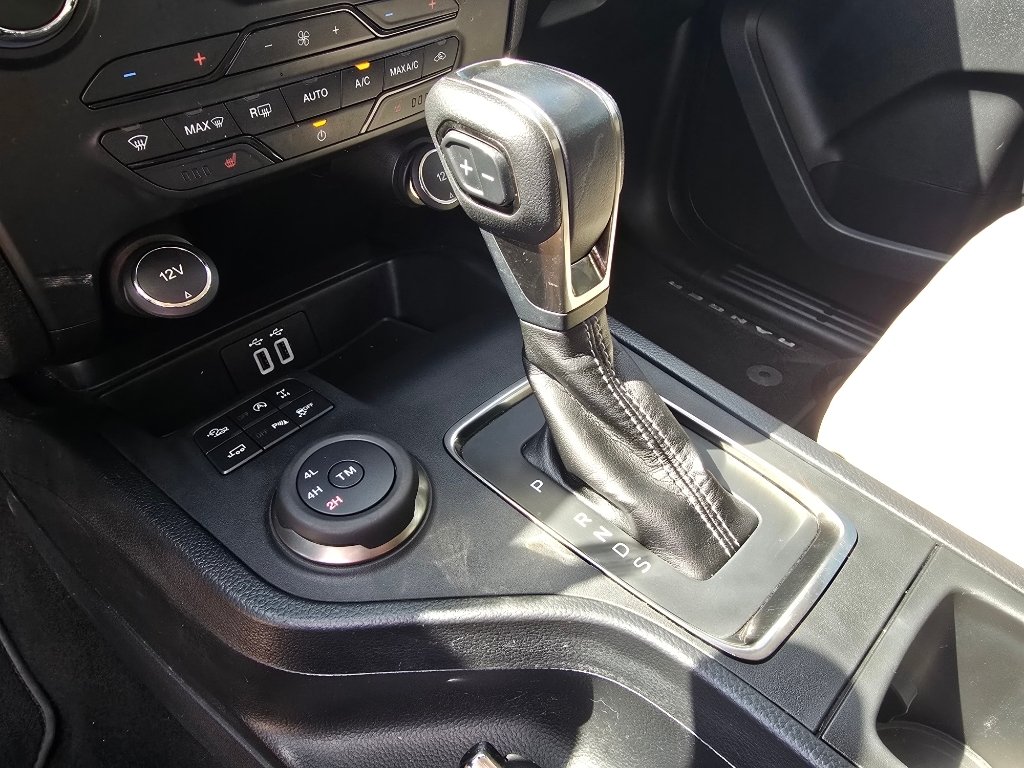 Used 2019 White Platinum Tri-Coat Ford LARIAT image 21