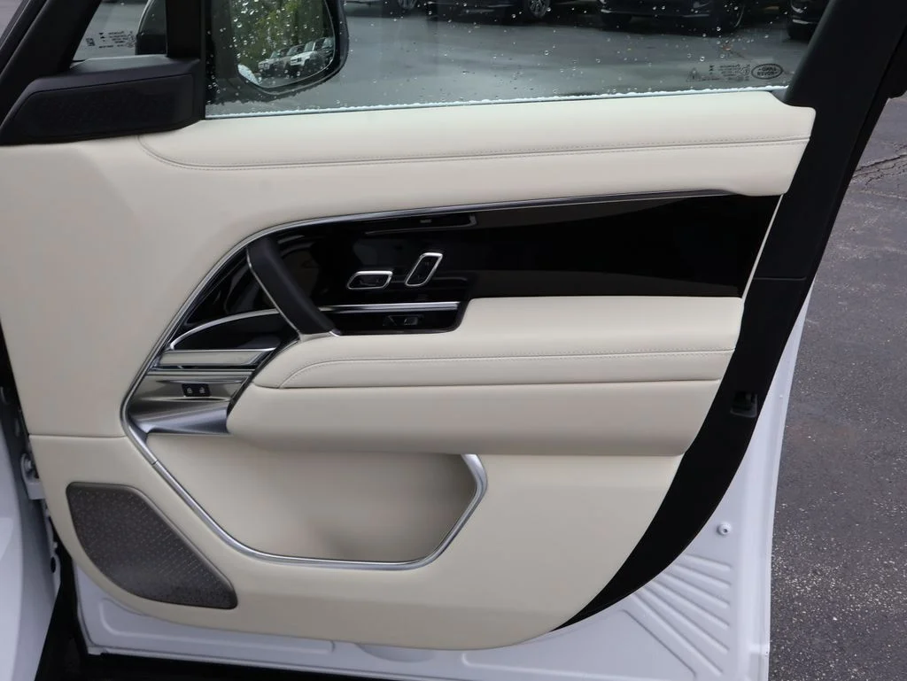 New 2026 Ostuni Pearl Wht Prem Met Land Rover Autobiography image 11
