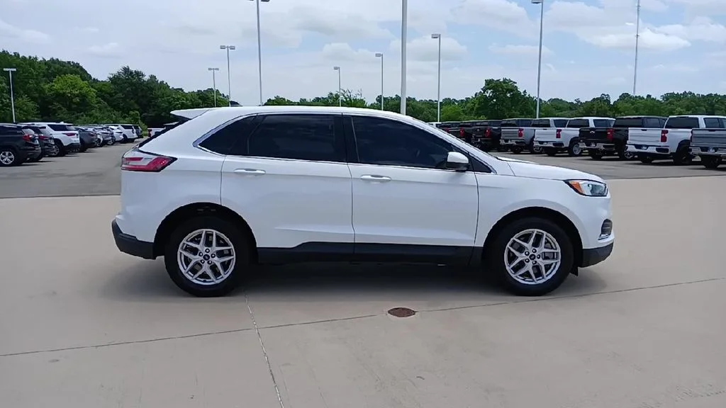 Used 2022 White Ford SEL image 9