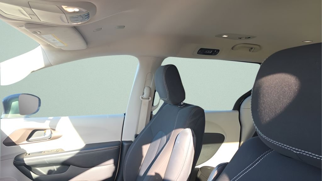Used 2023 Black Chrysler LX image 17