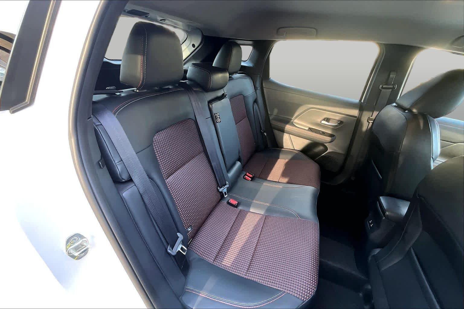 Certified Used 2025 Aspen White Tricoat Nissan SR image 20