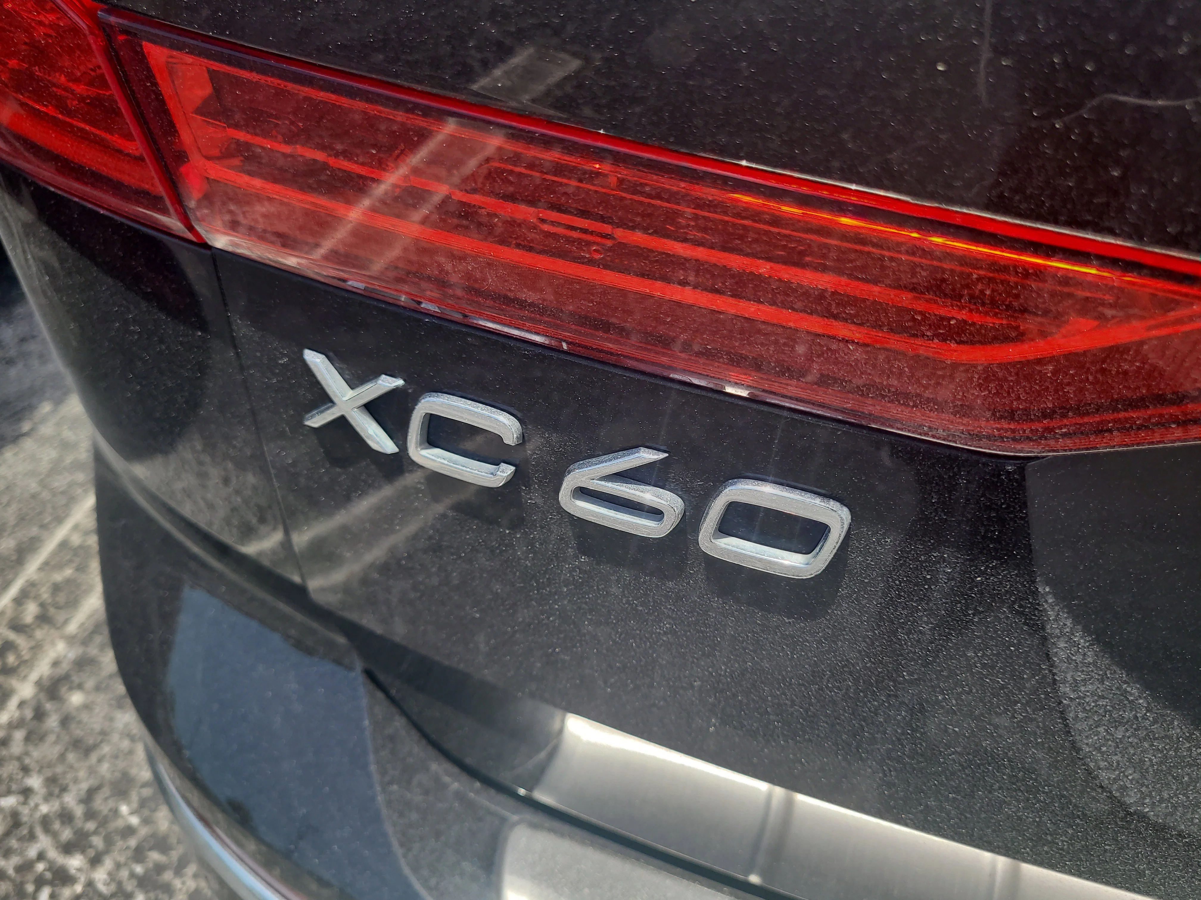 Used 2021 Onyx Black Metallic Volvo Inscription image 10